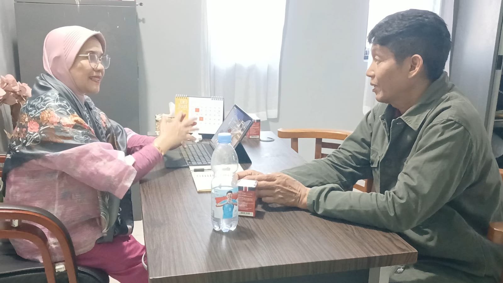 "Seseorang sedang melakukan sesi hipnoterapi untuk ketenangan pikiran".